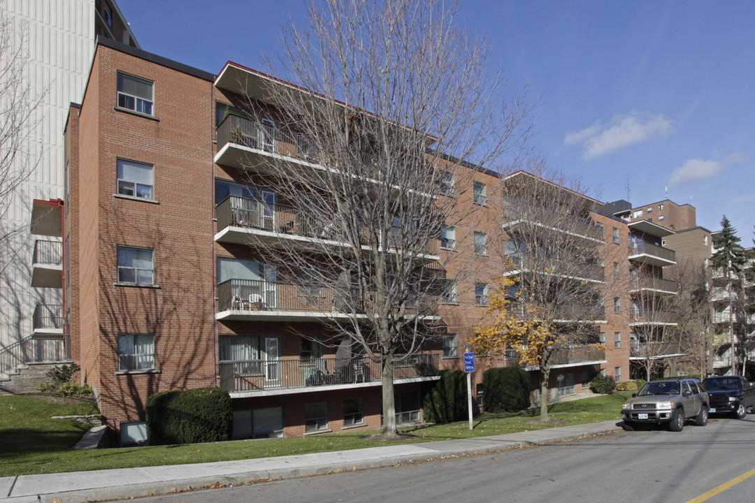 Valley Crest in Mississauga, ON - Building Photo