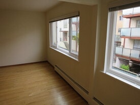 2150 Cadboro Bay Rd in Victoria, BC - Building Photo