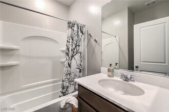 10646 Silver Pond Ave in Las Vegas, NV - Building Photo - Building Photo