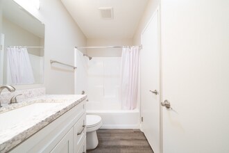 305 W San Marcos Blvd in San Marcos, CA - Building Photo - Building Photo