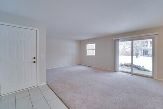 160 Stirling Ln in Schaumburg, IL - Building Photo - Building Photo