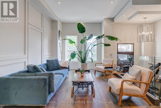 290 Deloraine Ave in Toronto, ON - Building Photo - Building Photo