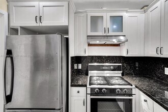 700 Biltmore Way, Unit 306 in Coral Gables, FL - Foto de edificio - Building Photo