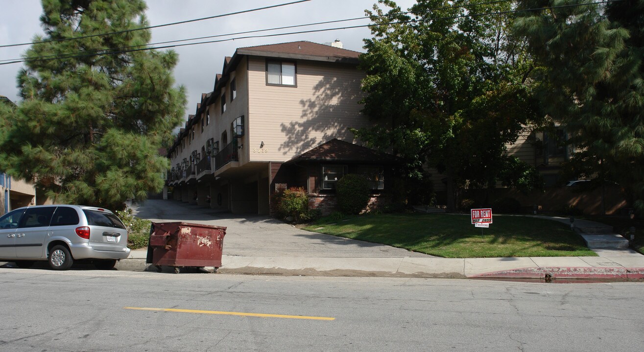 3219 Altura Ave in La Crescenta, CA - Foto de edificio