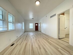 520 W 8th Ave in Hutchinson, KS - Building Photo - Building Photo