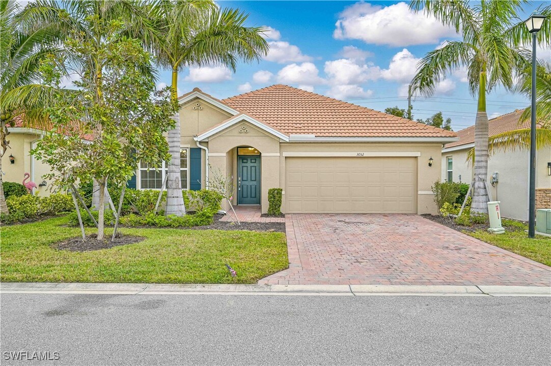 3052 Royal Gardens Ave in Ft. Myers, FL - Foto de edificio