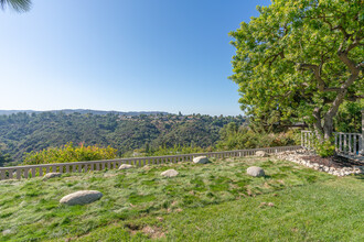 The Roscomare Apartments in Los Angeles, CA - Building Photo - Building Photo