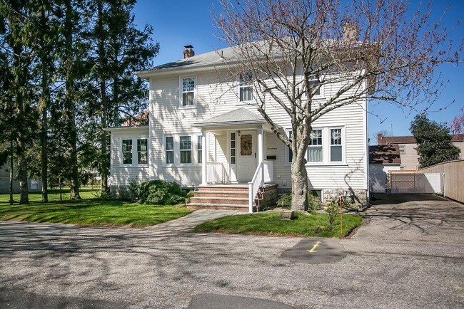 17 Annandale Terrace in Newport, RI - Building Photo - Building Photo