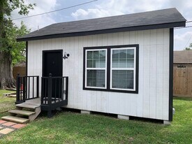 710 Twin Oaks St in Houston, TX - Building Photo