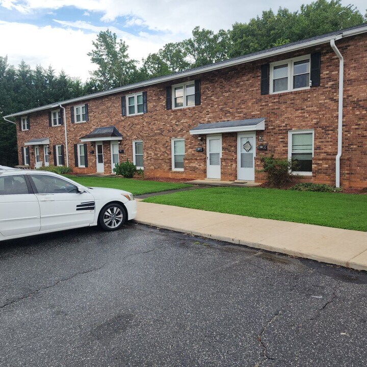 502 S Cherry St in Kernersville, NC - Foto de edificio