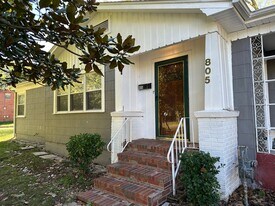 805 S Oak Grove Ave in Springfield, MO - Building Photo