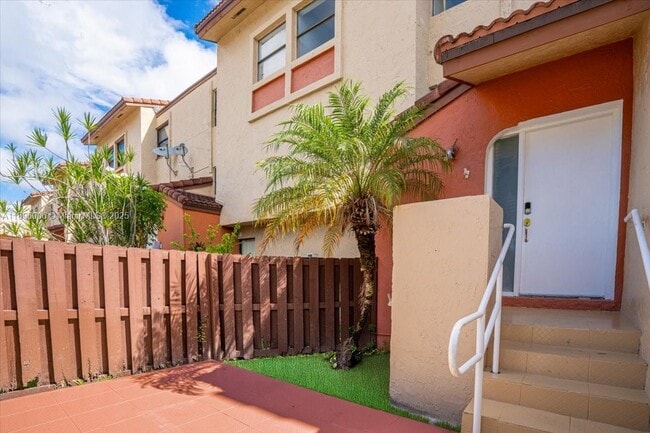 9907 NW 9th St Cir in Miami, FL - Building Photo - Building Photo