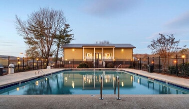 Falls at Mill Creek in Nashville, TN - Foto de edificio - Building Photo