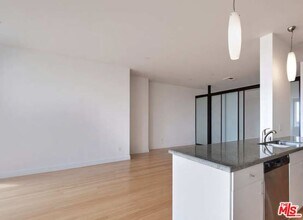 3810 Wilshire Blvd in Los Angeles, CA - Building Photo - Building Photo