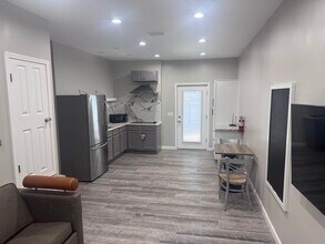 6615 Tippin Ave, Unit #B in Pensacola, FL - Foto de edificio - Building Photo