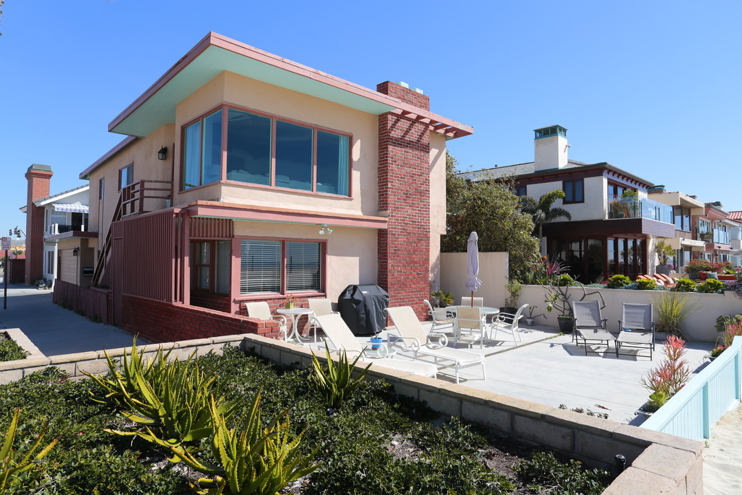 6710 W Oceanfront in Newport Beach, CA - Building Photo