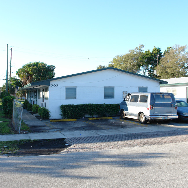 707-715 SW 5th St in Dania Beach, FL - Building Photo - Building Photo