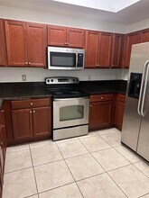 11603 NW 89th St in Doral, FL - Foto de edificio - Building Photo