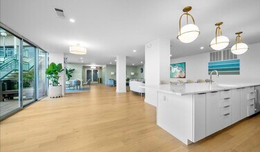 501 Slaters Ln, Unit 508 in Alexandria, VA - Foto de edificio - Building Photo