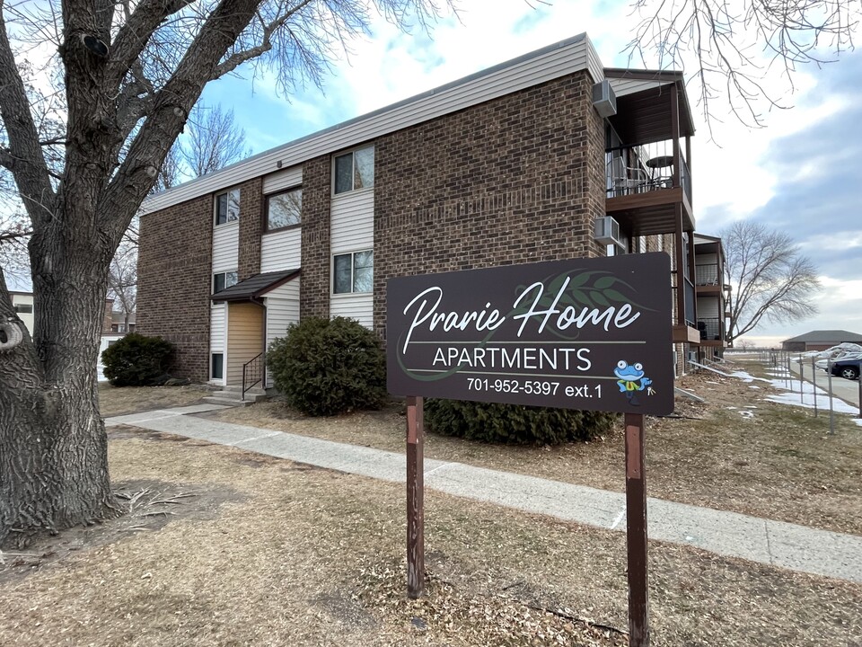 Prairie Home in Jamestown, ND - Building Photo