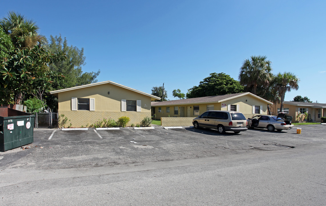 465 NW 40th St in Oakland Park, FL - Building Photo