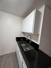 7501 Whitsett Ave, Unit One bedroom in Los Angeles, CA - Foto de edificio - Building Photo