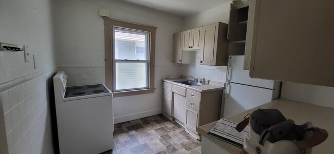 281 Crestwood Ave, Unit Upper Unit