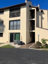 2395 Harbor Blvd, Unit 205 in Port Charlotte, FL - Foto de edificio - Building Photo