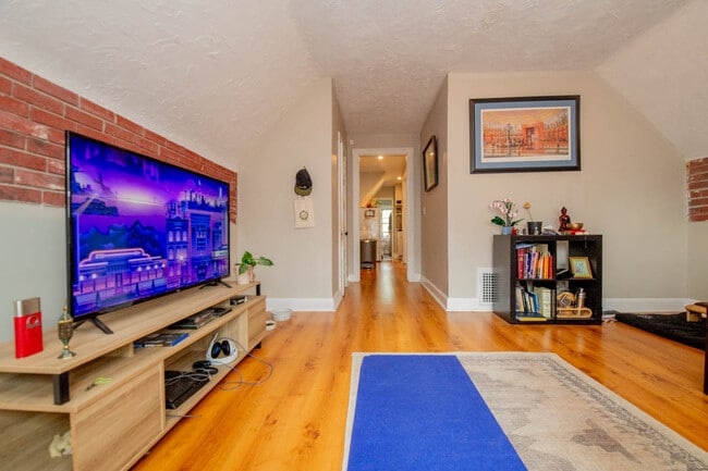 1626 De Sales Ln, Unit Unit B in Cincinnati, OH - Building Photo - Building Photo