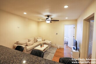 324 Saint Paul St, Unit 1 in Brookline, MA - Foto de edificio - Building Photo