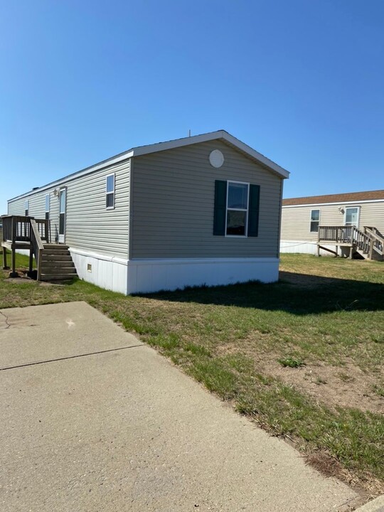 885 Cal Dr in Dickinson, ND - Building Photo