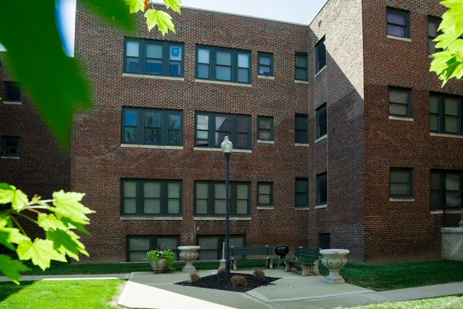 Utomin Apartments in Indianapolis, IN - Foto de edificio - Building Photo