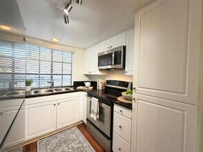 25521 Indian Hill Ln in Laguna Hills, CA - Foto de edificio - Building Photo