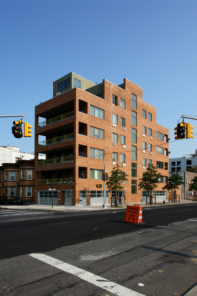 811 5th Ave in Brooklyn, NY - Foto de edificio - Building Photo