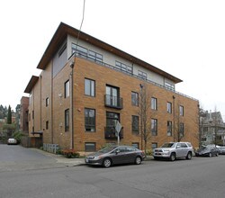2222 NW Hoyt St in Portland, OR - Foto de edificio - Building Photo