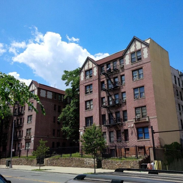 2523-2525 University Ave in Bronx, NY - Foto de edificio