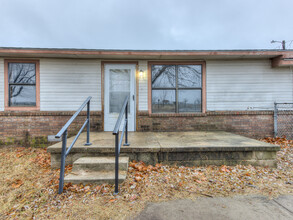 21395 Pioneer Cir in Harrah, OK - Building Photo - Building Photo