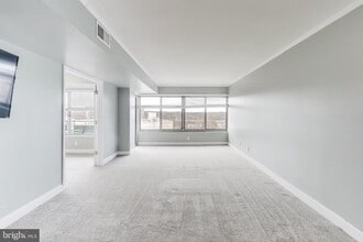 5340 Holmes Run Pkwy in Alexandria, VA - Building Photo - Building Photo