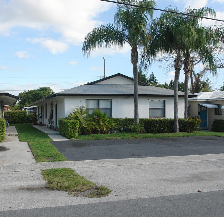 19-21 SE 4th Ter in Dania Beach, FL - Foto de edificio