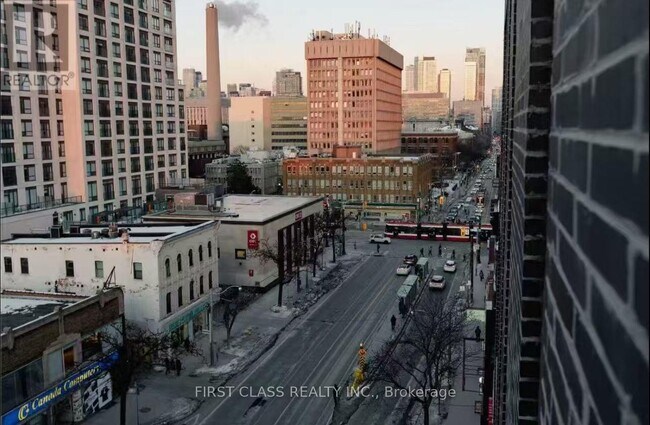 297-297 College St in Toronto, ON - Building Photo - Building Photo