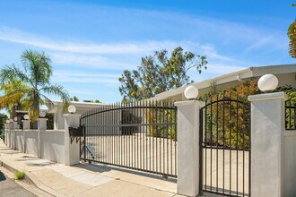 1641 Tower Grove Dr in Beverly Hills, CA - Foto de edificio - Building Photo