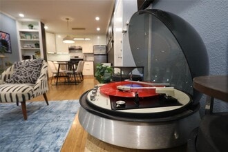 1304 Summit St in Austin, TX - Building Photo - Building Photo