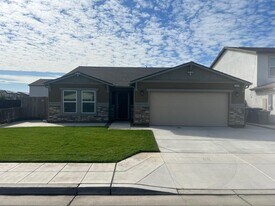 5545 W Saginaw Way in Fresno, CA - Building Photo
