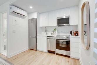 1755 R. Saint-Denis in Montréal, QC - Building Photo - Building Photo