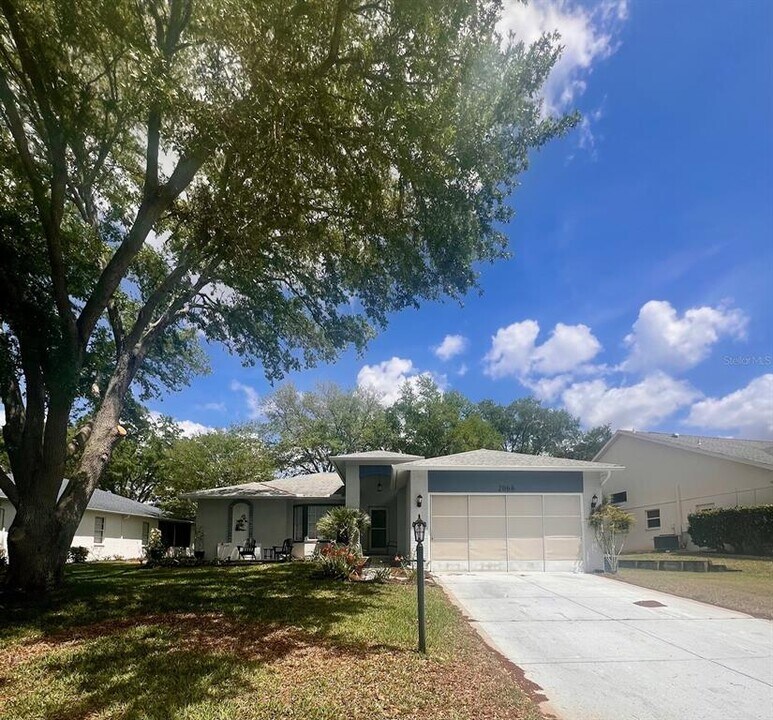 2066 Quailwood Ln in Spring Hill, FL - Building Photo