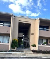 5225 Vineland Rd in Orlando, FL - Building Photo