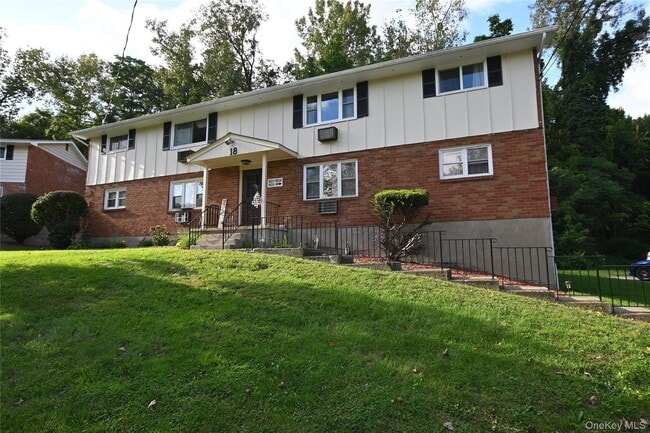 1805 Parr Lake Dr in Newburgh, NY - Building Photo - Building Photo
