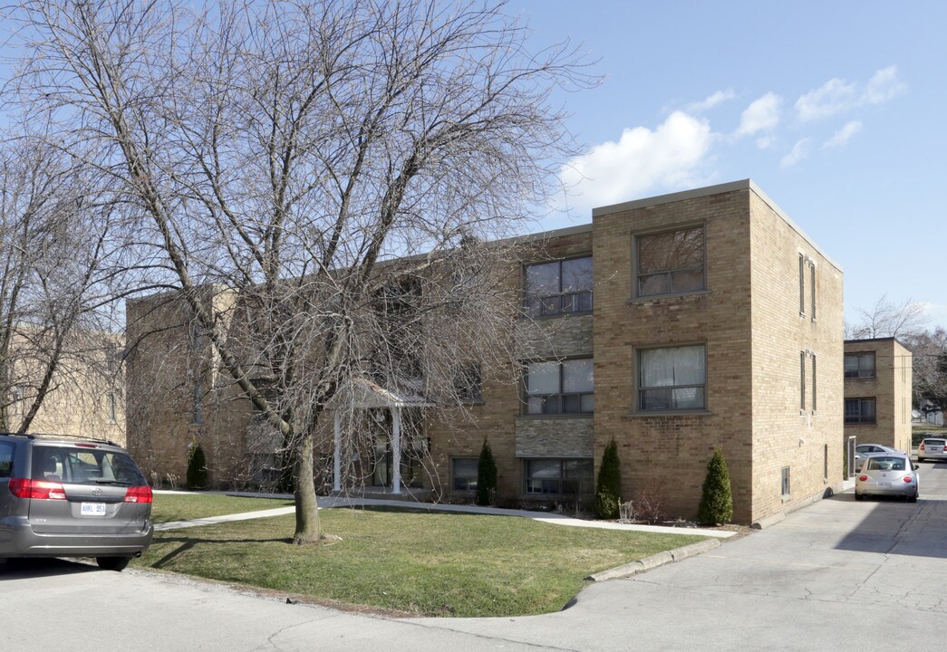 175 Maurice Dr in Oakville, ON - Building Photo