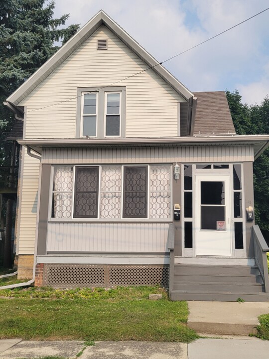 115 N Mill St in Waupun, WI - Building Photo
