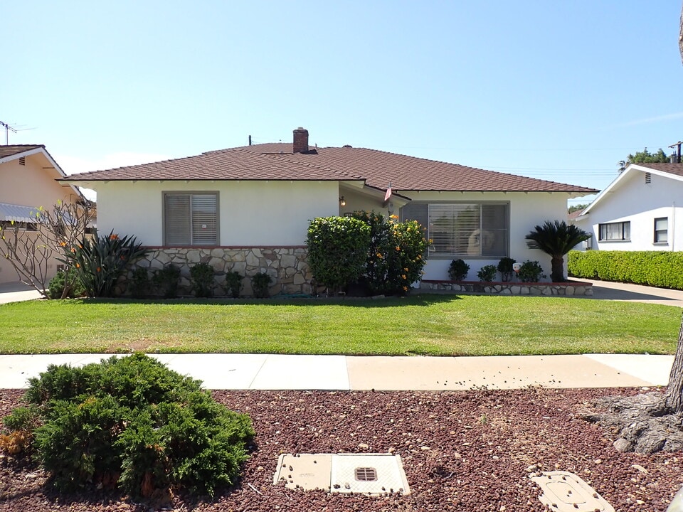 1324 E Madison Ave in Orange, CA - Foto de edificio